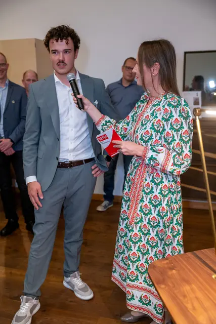 Moritz Gallistl spricht über sein Meistermöbelstück | Foto: Rudi Aigner
