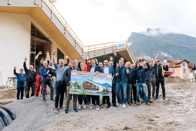 Alles nach Plan im Bau: Die Handwerker aus der Umgebung feiern gemeinsam die Firstfeier des neuen Spar-Supermarktes in Golling. | Foto: Spar
