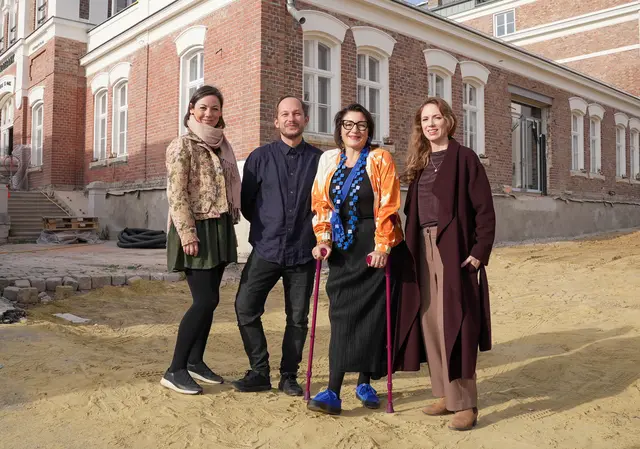 Gemeinderätin Katharina Weninger (SPÖ), künstlerischer Geschäftsführer Thomasz Kireńczuk, Kulturstadträtin Veronika Kaup-Hasler (SPÖ) und die kaufmännische Geschäftsführerin Stephanie Höltschl vor der Brut-Baustelle.  | Foto: Andreas Pölzl/MeinBezirk