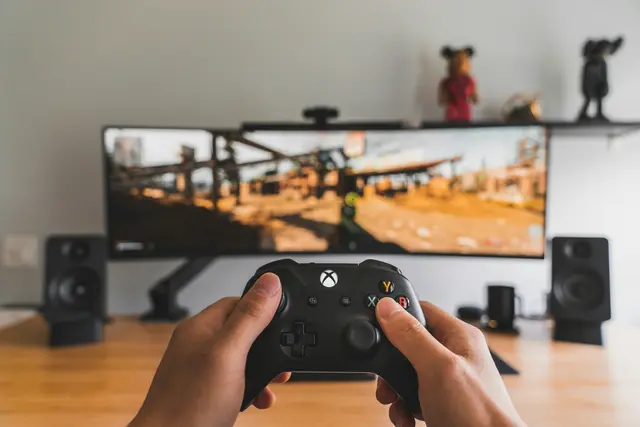 Wer nicht immer Gaming-Kopfhörer aufsetzen will, für den sind PC-Lautsprecher eine willkommen Lösung. Wir haben für euch eine Empfehlung von PC-Lautsprechern. | Foto: Unsplash / Sam Pak 