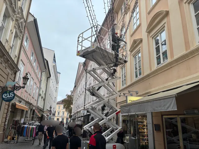 In Klagenfurt wird bereits die Weihnachtsbeleuchtung aufgehängt. | Foto: MeinBezirk/Stephan Fugger