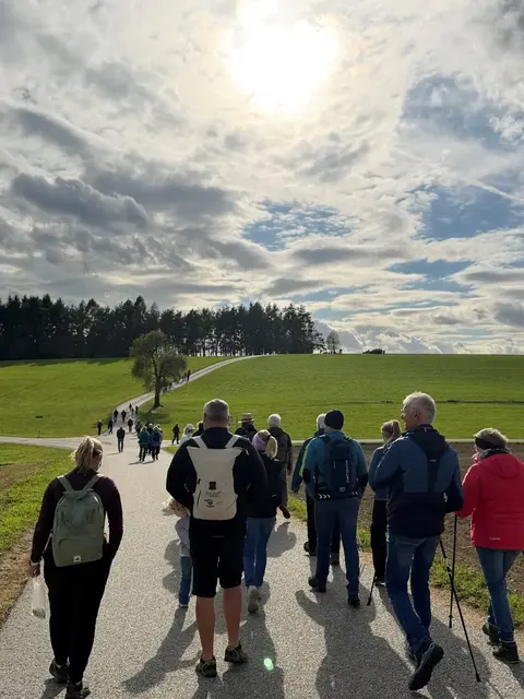 Mehr als 100 Wanderer waren gemeinsam im Gemeindegebiet von Feldkirchen unterwegs. | Foto: Marktgemeinde Feldkirchen