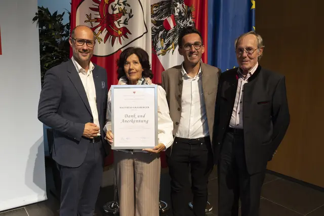 Die Karin Grasberger GmbH wurde von LR Mario Gerber ausgezeichnet. | Foto: Land Tirol/Sedlak
