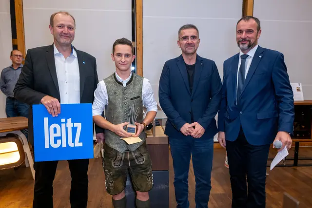 Tobias Bachatz (2. l.)aus St. Georgen am Kreischberg holte sich den Publikumspreis unter Österreichs besten Jung-Tischlermeistern.