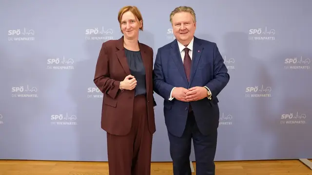 Wohnbau- und Frauenstadträtin Hanel-Torsch und Bürgermeister Michael Ludwig bei der SPÖ-Vorstandstagung. Ludwig präsentierte dort "Frauen-Werk-Stadt – Neu gedacht" mit rund 80 geplanten Wohnungen in der Seestadt. | Foto: Andreas Pölzl/MeinBezirk