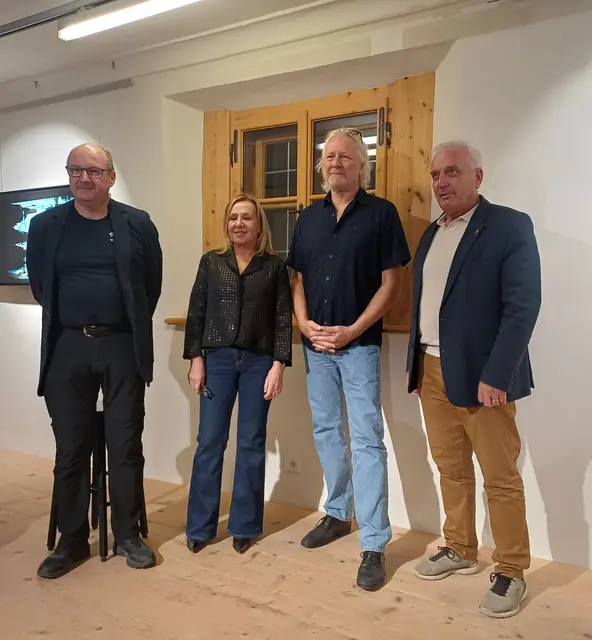 Kulturvereinsobmann Josef Hojnick, seine Stellvertreterin Irene Zangerl, Künstler Peppi Spiss und Bürgermeister Ing. Heinz Kofler  eröffneten gemeinsam die Ausstellung „Lichtfragmente“ im Kultur Winkl Prutz. | Foto: Monika Hammerl