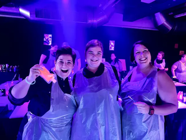 Kreativ unter Neonlicht: Katharina K., Lena C. und Beatrix K. genossen den bunten Abend beim Neon Flow im MÄX Wiener Neustadt | Foto: Cermak