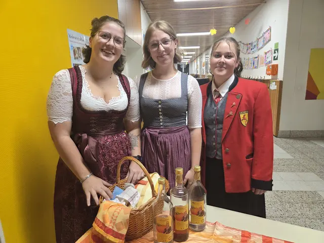 Marketenderinnen Jasmin Baumann, Julia Kurker und Musikantin Julia Singer vom Blasorchester St.Veit an der Gölsen begrüßten die Gäste mit einem Stamperl zum Herbstkonzert in St.Veit. | Foto: Julia Steyrer