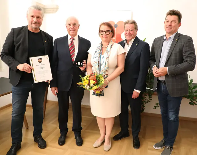 Feierliche Verleihung der Wappenplakette 1463 in Gold an Wolfgang Chaloupek: Bürgermeister Peter Molnar, Wolfgang Chaloupek mit Gattin Eva, Finanzstadtrat Helmut Mayer und Magistratsdirektor Karl Hallbauer.  | Foto: Stadt Krems