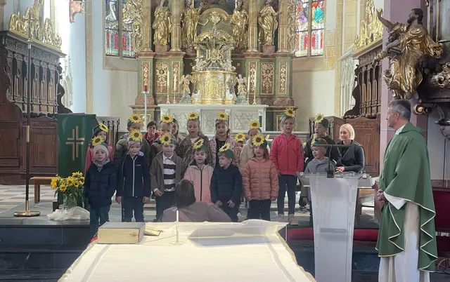 Der Pfarrkindergarten gestaltete die Heilige Messe mit, die von Dechant Zoltan Papp feierlich zelebriert wurde. | Foto: Privat