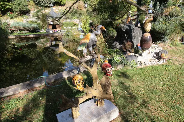 Der Traumgarten von Künstler Strebinger mit nur einem Teil seiner Kunstwerke.