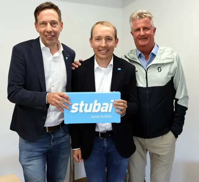 Obmann Adrian Siller (l.) und AR-Vorsitzender Herbert Hofer (r.) mit dem neuen GF Klaus Gleirscher | Foto: TVB Stubai