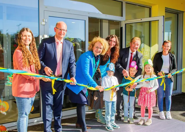 Foto (v.l.n.r.): TBE-Leiterin Verena Steinbauer, GGR Markus Achter-Arnberger, Familie-Landesrätin Christiane Teschl-Hofmeister, Renate Ecklova, Bürgermeister Ernst Bauer und Kindergartenleiterin Marina Weinhofer mit Luka, Felix und Mia. | Foto: weinzierl