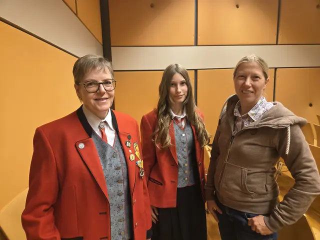 Eva Koberwein, Sophie Staudinger und Gundrun Steinmann fieberten dem Beginn des Herbstkonzerts in St.Veit entgegen. | Foto: Julia Steyrer