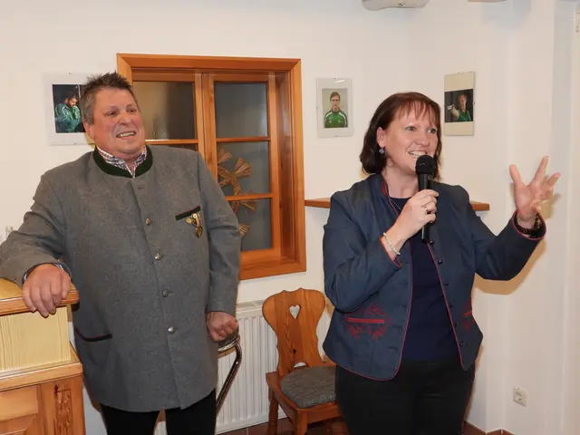 Bürgermeisterin Barbara Payreder, Karl Tremetsberger.  | Foto: Zinterhof