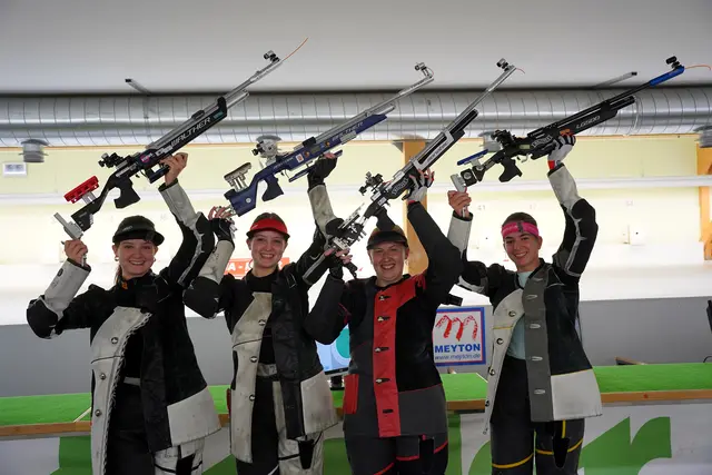 Die Mannschaft der Schützengilde Absam mit Leonie und Sophie Isser, Helena Messner und Valentina Triendl konnte sich beim Finale der Luftgewehr-Landesliga 2026 in Innsbruck durchsetzen und Gold gewinnen.  | Foto: Christian Kramer / TLSB