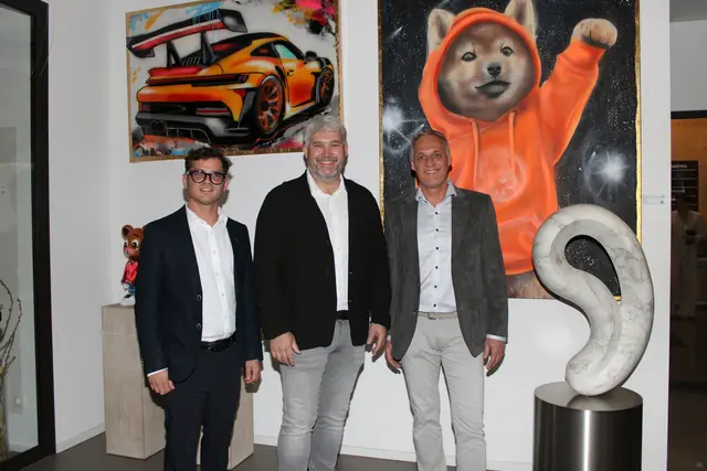 Sehenswerte Kunst im Quartier West: Gastgeber Stefan Wimmer (m.) mit "stebo" (l.) und Christian Gollob | Foto: René Lederer