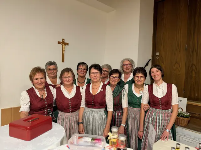 Die Großdietmannser Dirndlweiber beim Festakt zum zehnjährigen Jubiläum | Foto: Grahofer