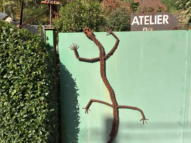 Aus einer alten Motorkette wurde ein Feuersalamander. | Foto: Anna Maria Kaufmann