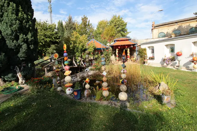 Der Traumgarten von Künstler Strebinger mit nur einem Teil seiner Kunstwerke.