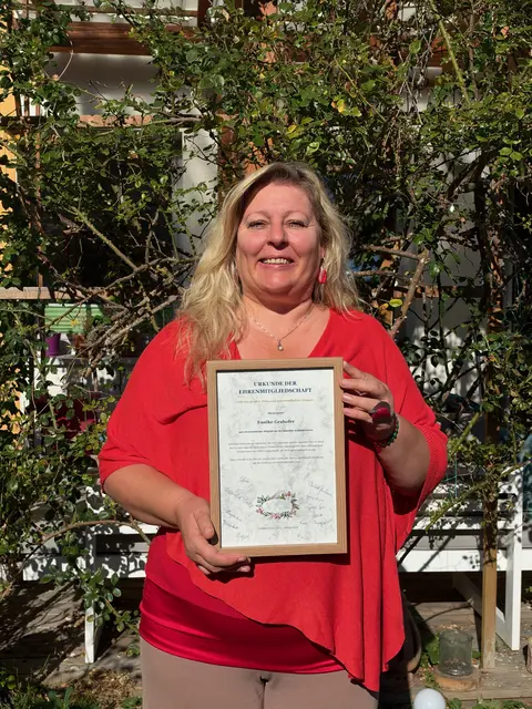 Eunike Grahofer mit ihrer Ernennungsurkunde zum "Ehrendirndlweib" | Foto: Grahofer