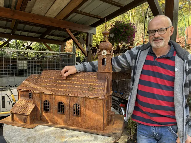 Manfred Ploi  mit seinem Kunstwerk. Es soll der Stadtpfarre Jennersdorf gewidmet werden. | Foto: Anna Maria Kaufmann