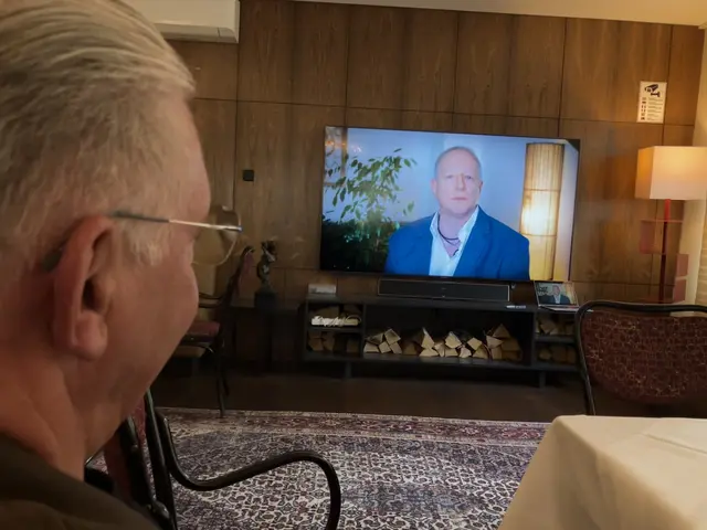 Paul Leitenmüller beim Film-Schauen