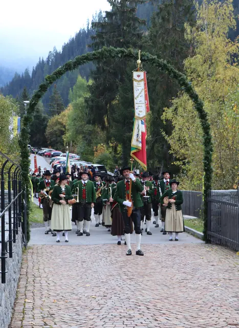 Die Musikkapelle sorgte mit ihrem feierlichen Einzug für einen würdigen Auftakt der Festlichkeiten rund um das 400-jährige Bestehen der Wallfahrtskirche Kaltenbrunn. | Foto: Monika Hammerl