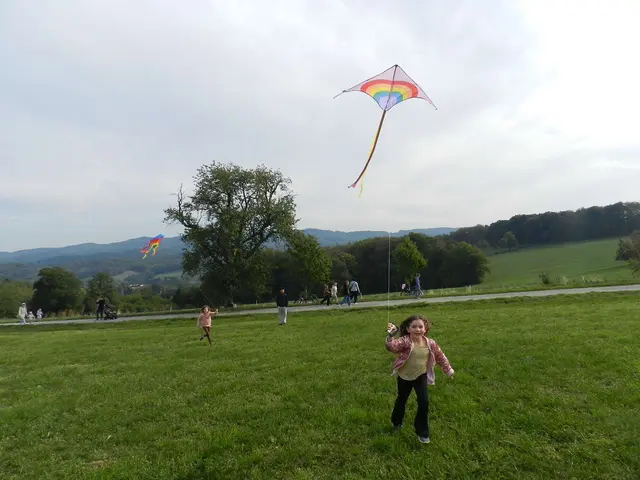  Anika  Trinbacher Freud sich das ihr Drachen so hoch fliegt | Foto: Heribert Punz