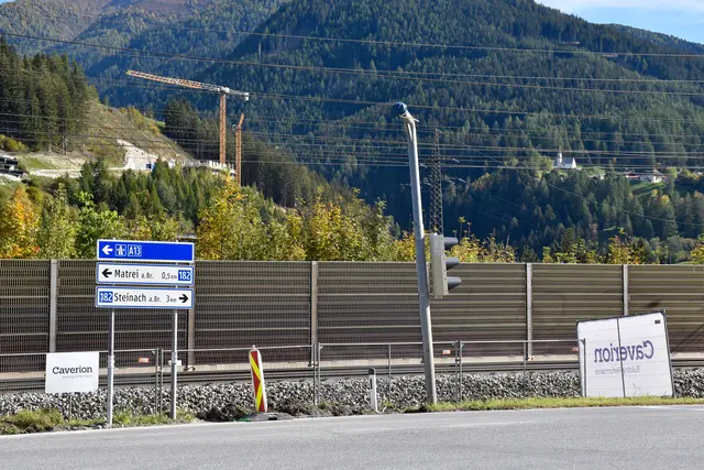 An der B 182 bei Matrei werden neue digitale Verkehrstafeln errichtet, um den Verkehr bei hoher Belastung besser zu lenken. | Foto: Planungsverband Wipptal