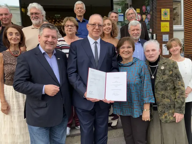 Seine Ernennung zum Professor feierte Michael Kropf im Hotel At the Park. Neben ihm Vizebürgermeister Markus Riedmayer und seine Langzeit-Bekannte Csilla Páll sowie seine Mutter Maria Kropf im Kreis aller weiteren Gäste.
1. Reihe v.l.: Markus Riedmayer, Michael Kropf, Csilla Páll, Maria Kropf, Anne Lochar
2. Reihe v.l.: Gabriele Haslinger, Gerlinde Brendinger, Ekaterina Polster, Michael Lochar
3. Reihe v.l.; Paul Leitenmüller, Franz Brendinger, Helmut Steiner, Ferenc Páll, Manfred Waba | Foto: Stockmann