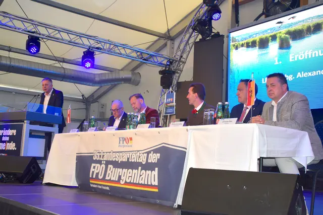 Alexander Petschnig (links) setzte sich mit 66,47 Prozent gegen seinen Kontrahenten beim Landesparteitag in Jennersdorf durch und bleibt damit an der Spitze der FPÖ Burgenland.  | Foto: Elisabeth Kloiber/MeinBezirk