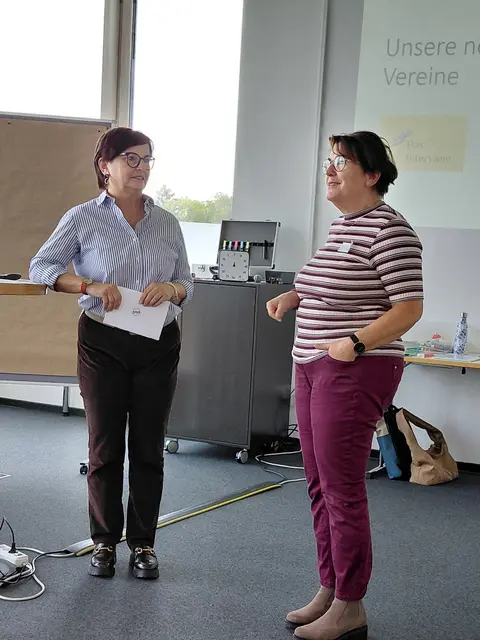 Ulrike Flath (Obfrau Sierning) im Interview bei Eva Lubinger (SPES). | Foto: Zeitbank Dachverband