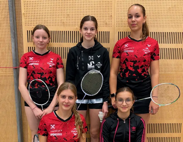 stehend v.l.: Anna Salinger, Annika Füreder, Emma Eibensteiner; vorne v.l. Alina Leeb, Linda Eibensteiner.