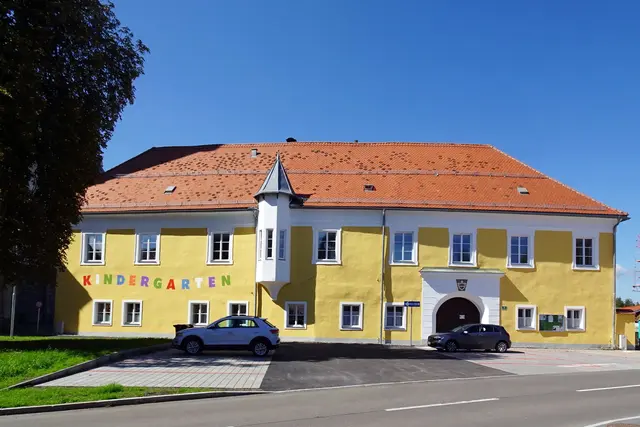 Aus dem ehemaligen Pfarrhof wurde ein schmucker Kindergarten.