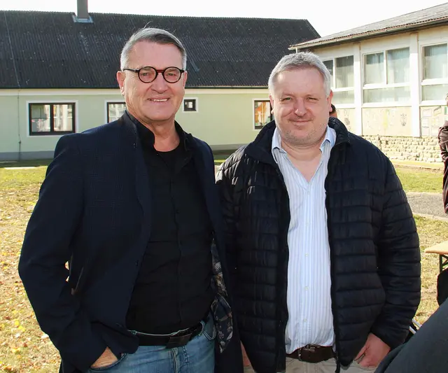 Alfred Kollar und Klaus Glavanics - er stellte den Grund für das Bungalow-Projekt bereit.  | Foto: Peter Seper