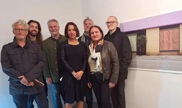Andreas Jerlich, Leonardo Taussig, Vizebürgermeister Franz Josef Smrtnik, Nora Leitgeb, Gerhard Maurer, Bürgermeisterin Lisa Lobnik und Norbert Klavora (von links) bei der Eröffnung der Ausstellung "Niemandes Land“ von Fotograf Gerhard Maurer | Foto: Zdravko Haderlap