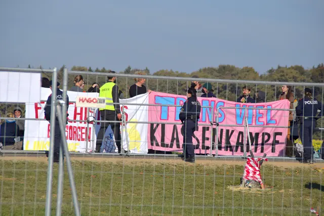Die Blockade bestand aus zwei Massenblockaden mit 30 bz. 40 Demonstrierenden.  | Foto: Elisabeth Kloiber/MeinBezirk