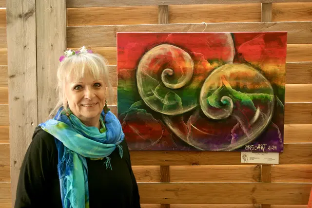 Mit einem Lächeln präsentiert Künstlerin Ursula Katharina Schratt ihr Lieblingsbild, in dem viel von ihrer Leidenschaft und Liebe zur Kunst steckt