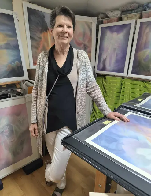 Die Wiener Neustädter Künstlerin Verena Hieber in ihrem Atelier. | Foto: Sandra Löchinger