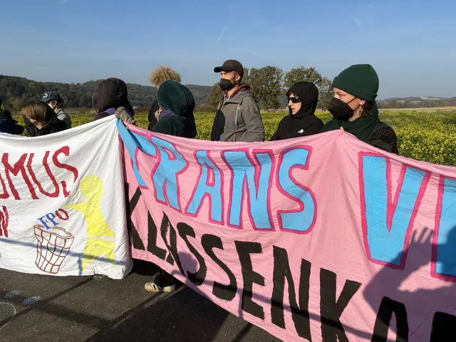 Mit Transparenten und Parolen demonstrierten Jugendliche vor der Gernot Arena gegen die FPÖ. Ein Großaufgebot der Polizei sicherte das Gelände. | Foto: Anna Kaufmann