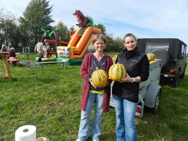 Barbara   Tandler Corelia Buchschaber beim verteilen der Kürbise             | Foto: Heribert Punz