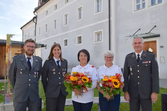 Veronika Bauer und Karla Moser-Gautsch mit Abteilungskommando Mariapfarr: Hannes Rainer, Lisa Grabendorfer und Johann Hogengassner. | Foto: Rotes Kreuz Salzburg - Lungau