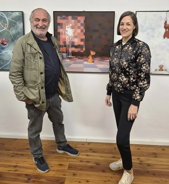 Künstler Hans Schwarzl mit Julia Wöber von der Kulturvernetzung. | Foto: Sandra Löchinger