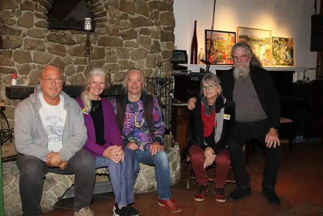 Erich Votava mit Grafikerin Christa Mayer, Franz Weisgram, Malerin Barbara Katzenschlager und Holzkünstler Niki Kropp.