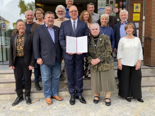 Die Festgäste vor dem Hotel At the Park:
1. Reihe v.l.: Helmuth Lang, Markus Riedmayer, Michael Kropf, Maria Kropf, Anne Lochar
2. Reihe v.l.: Paul Leitenmüller, Gerlinde Brendinger, Franz Brendinger, Ekaterina Polster, Gabi Stockmann, Michael Lochar
3. Reihe v.l.: Helmut Steiner, Ferenc Páll, Manfred Waba | Foto: Stockmann