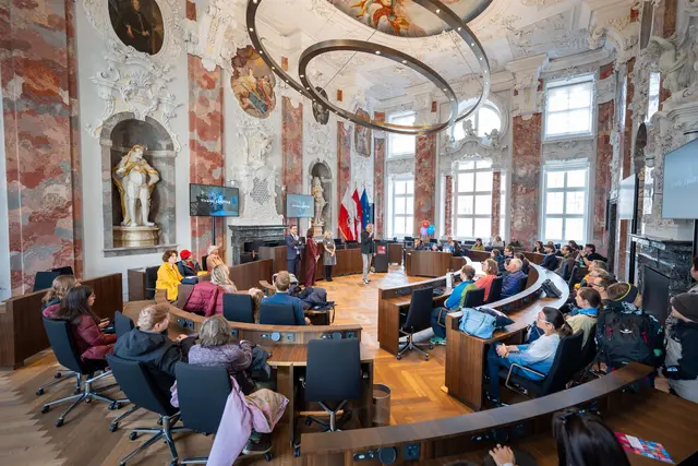 Wer schon immer wissen wollte, was hinter den Türen des Landhauses passiert, kann bei Führungen den Landtagssitzungssaal, das Landes-Warn- und Lagezentrum, die Georgskapelle oder auch bei der Leitstelle Tirol vorbeischauen. | Foto: Christanell