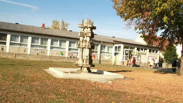 Dieser Brunnen - gestaltet von Rudolf Kedl und der Baum sollen in die Neugestaltung des Dorfplatzes integriert werdedn.  | Foto: Peter Seper