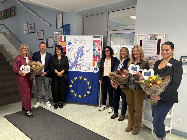 Jubiläum an der HAK: Melanie Schöpf, Richard Auchwalder, Kristin Prantl, Dir. Jeannette Hausberger, Daniela Lehmann mit dem engagierten Lehrerinnenteam. | Foto: Perktold