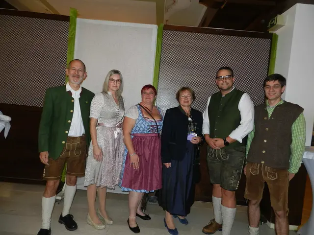 Vizebgm Daniel Kosak, Monika Donner- Zeller,Tanja Mühlbauer,  Erika Lihotzky, Jakob Denk, Fabian Gutscher    Freuten sich auf die Eröffnung des Oktober festes un wünschen Obmann Hannes Notz das es wieder gut besucht wiird | Foto: Heribert Punz
